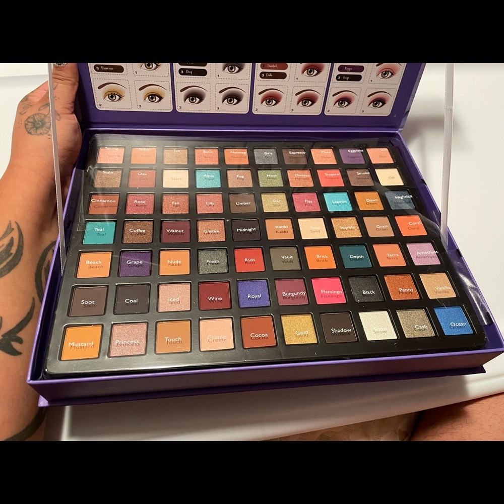 I have this brand new palette awesome colors !